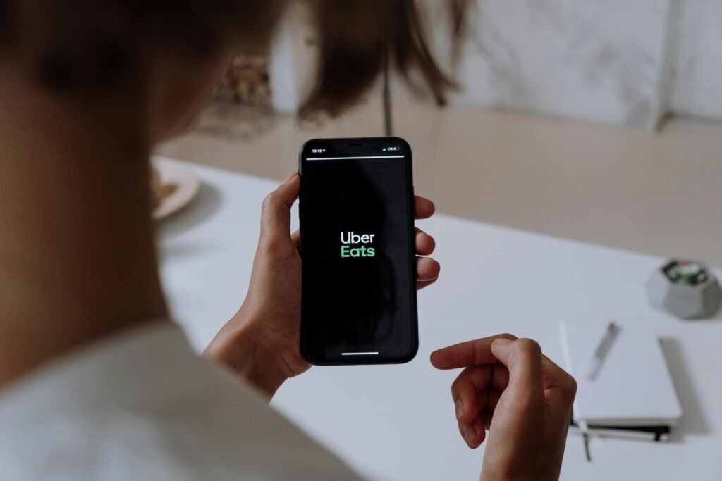 ganar dinero con Glovo Uber Eats y Airbnb en España 2026